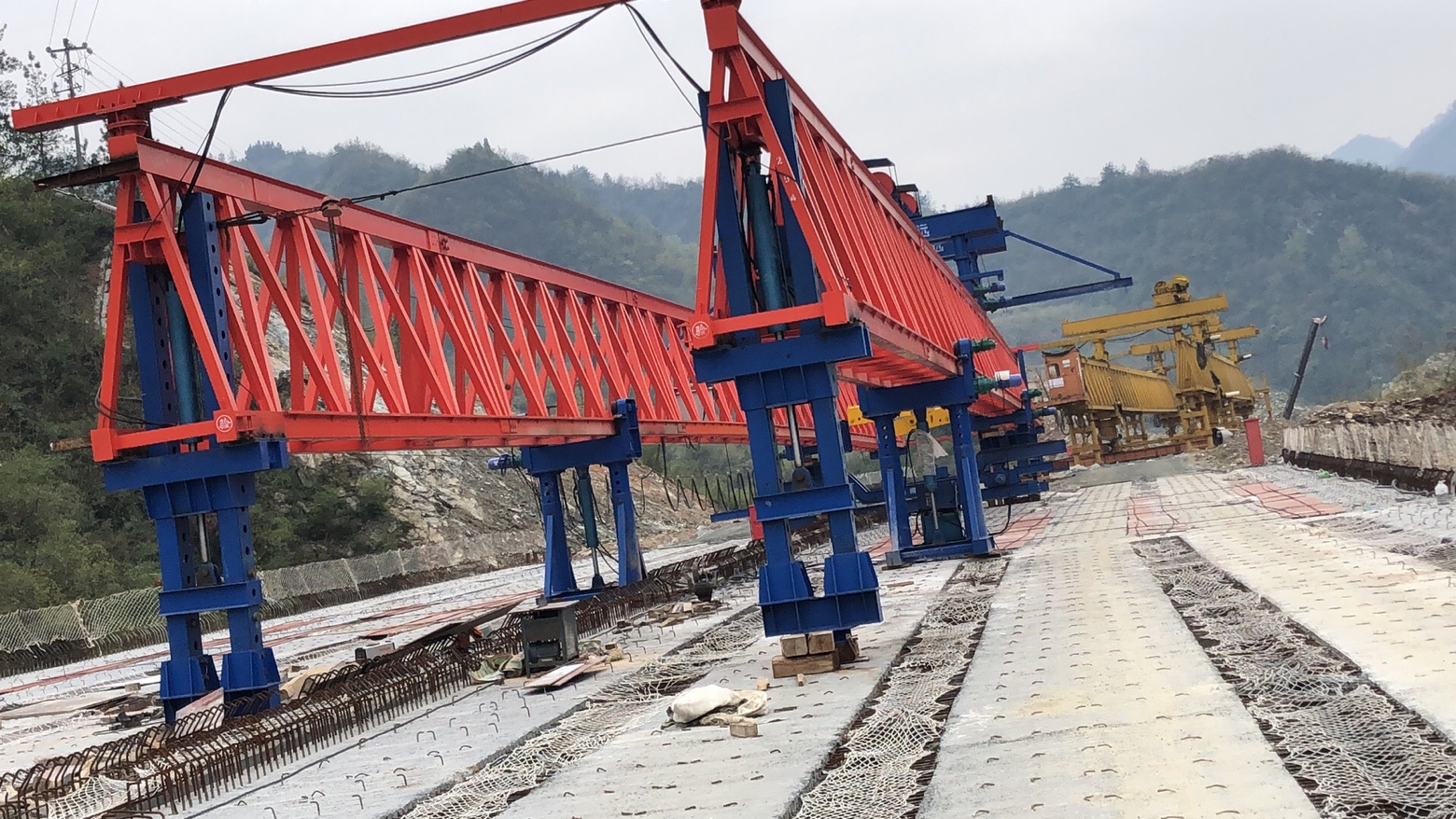 湖北十堰，十巫高速三標(biāo)，采購我廠的JQ40-180新式架橋機(jī)