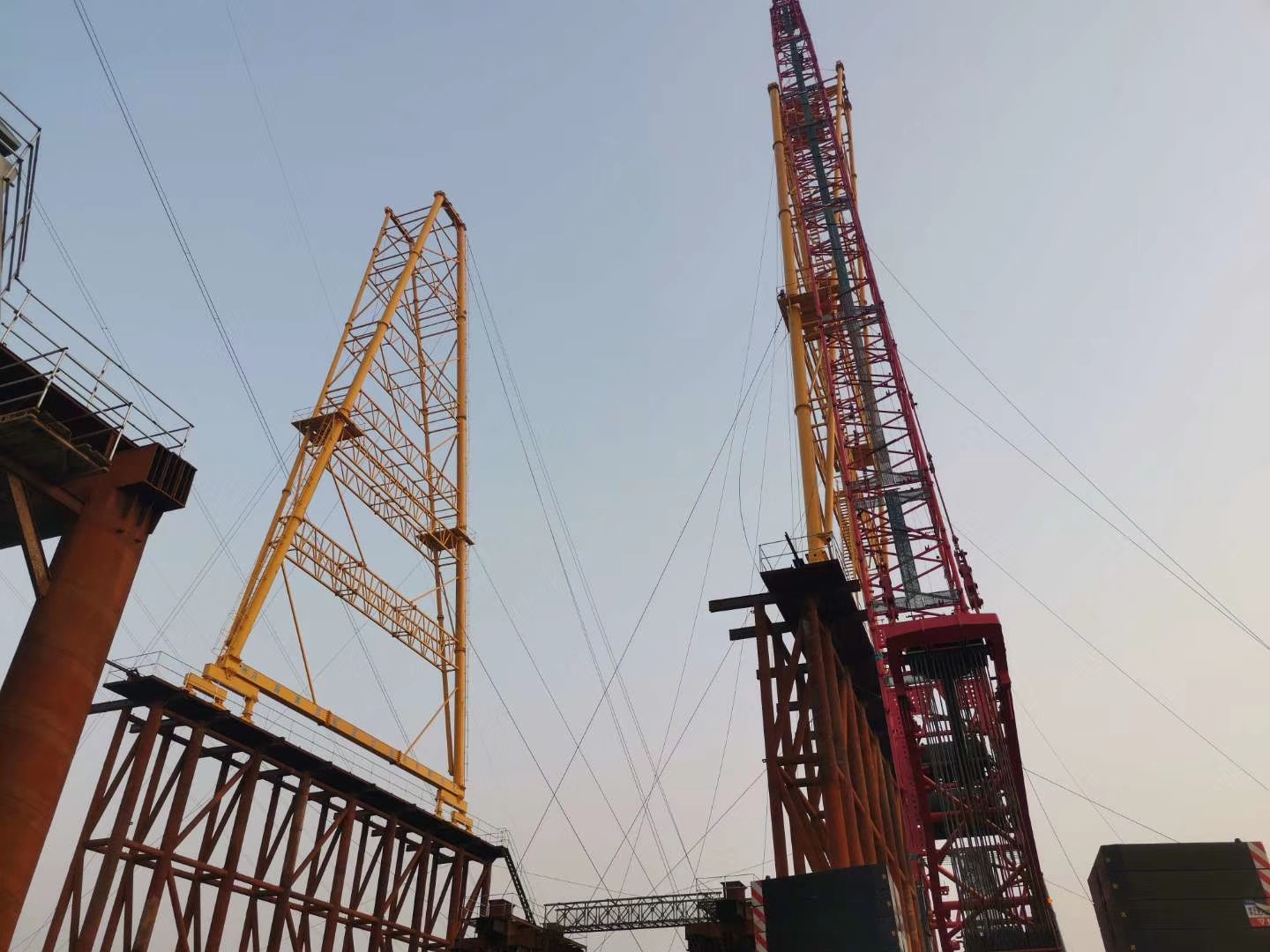 中交二公局濟(jì)南跨黃河橋項(xiàng)目，MG120噸-36米跨-54米高龍門吊，