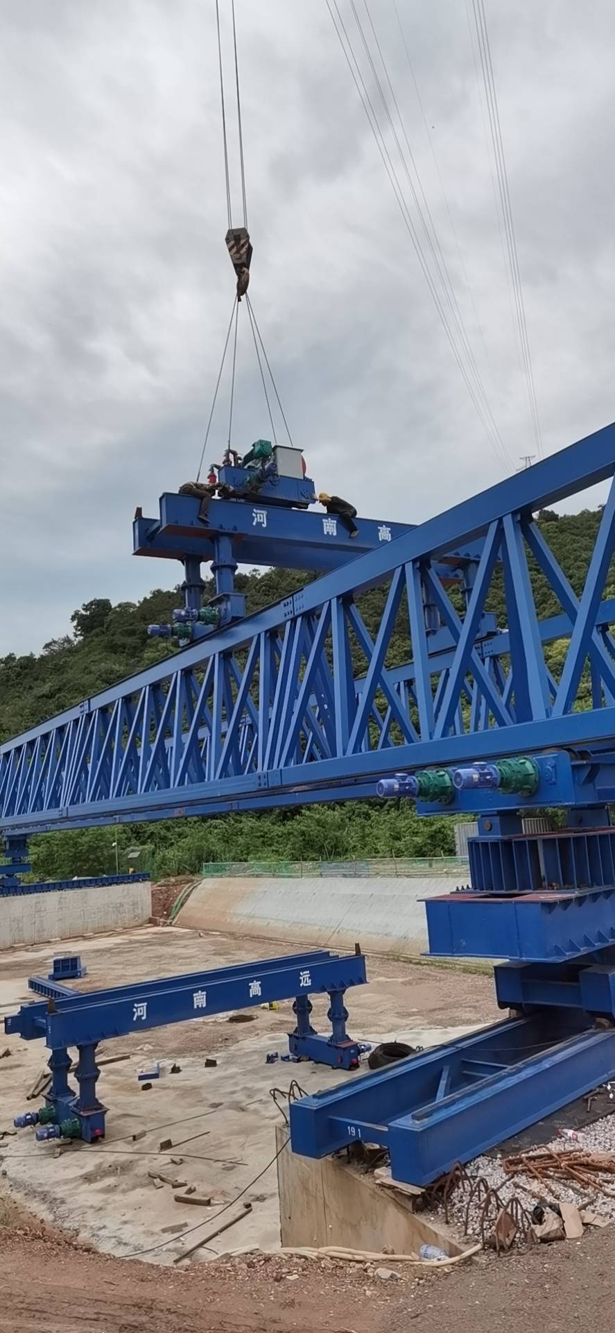 黃岡華鑫建筑勞務(wù)有限公司，深圳寶安區(qū)石清大道一期道路工程上跨廣深客運(yùn)專(zhuān)線(xiàn)橋梁工程，采購(gòu)全新式QYLQ50m-220t架橋機(jī)