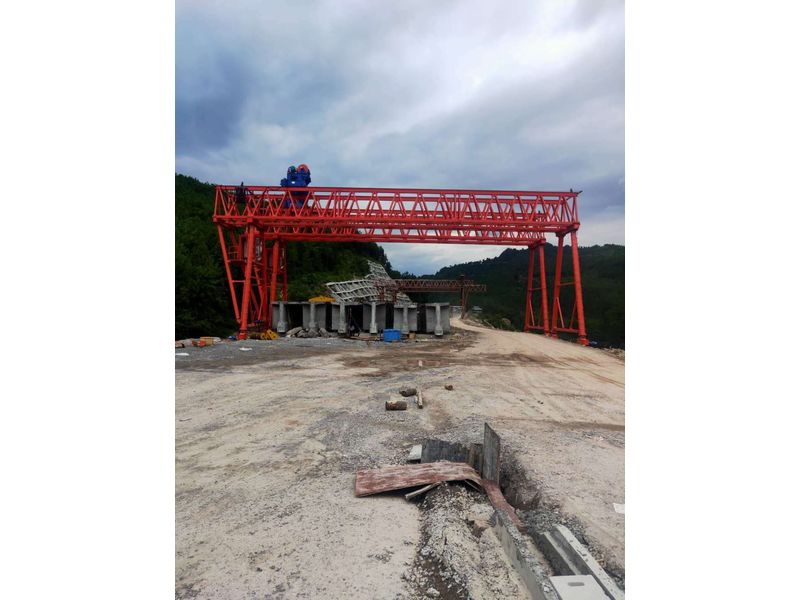 重慶匯森路橋工程建設有限公司，巴萬高速三標項目部采購高遠重型MG100/10-24m-9m龍門吊兩臺，設備發(fā)貨出廠